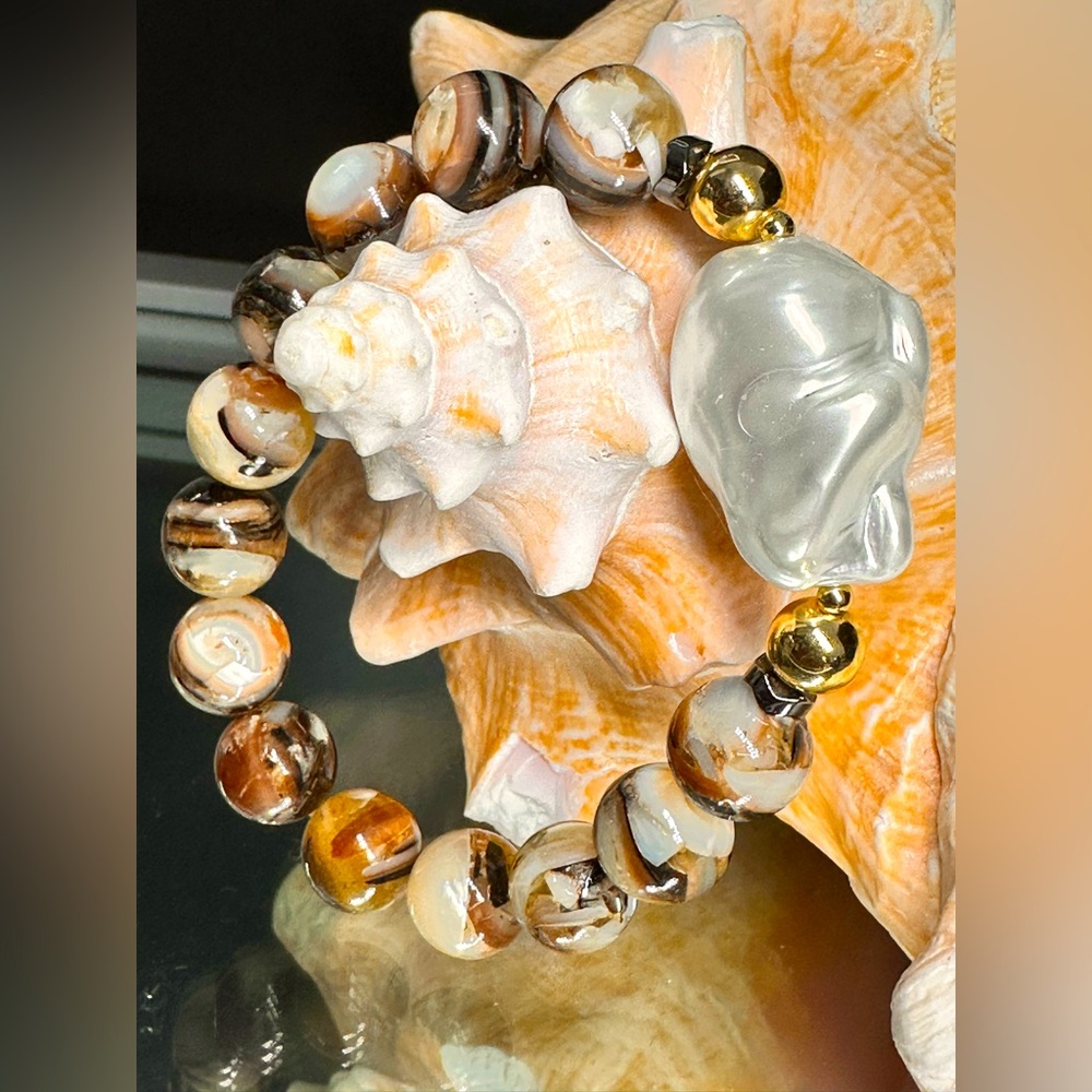 KING TROCHUS SHELL + BARROQUE SHELL PEARL NATURAL BRACELET size 7””